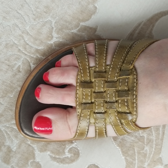 Slip on sandals. Size 7. Olive green.  Couger - Picture 3 of 6